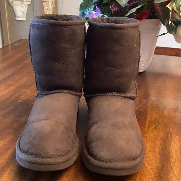 UGG AUSTRALIA CLASSIC SHORT 5825. - Picture 2 of 16